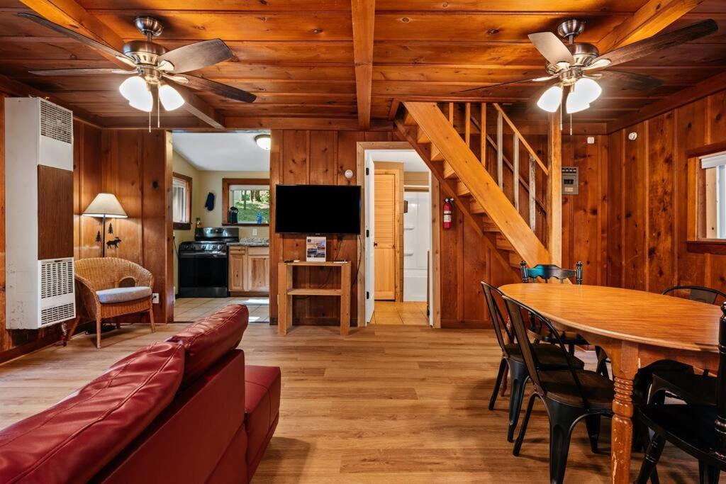 Cabin On Beautiful Arbutus Lake Near Traverse City Buitenkant foto