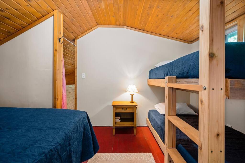 Cabin On Beautiful Arbutus Lake Near Traverse City Buitenkant foto