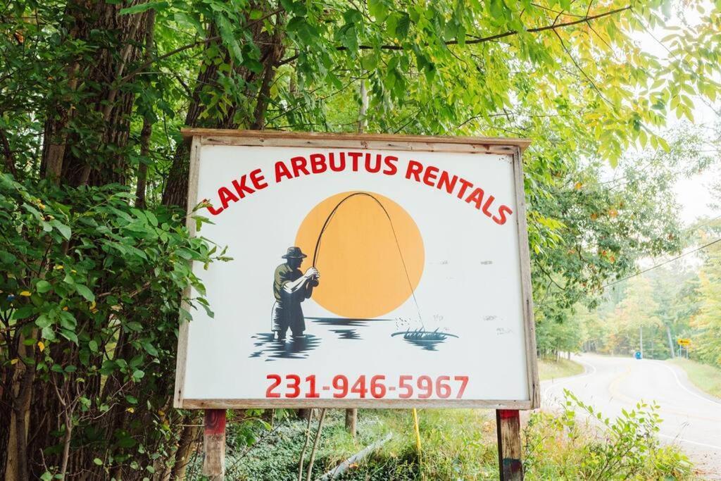Cabin On Beautiful Arbutus Lake Near Traverse City Buitenkant foto