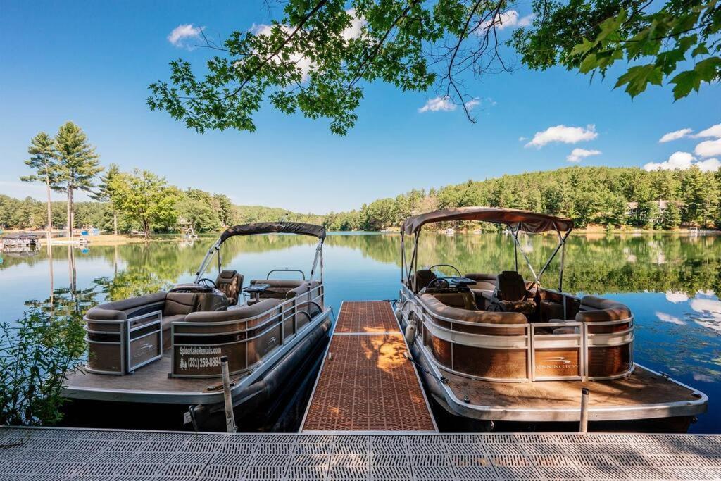 Cabin On Beautiful Arbutus Lake Near Traverse City Buitenkant foto